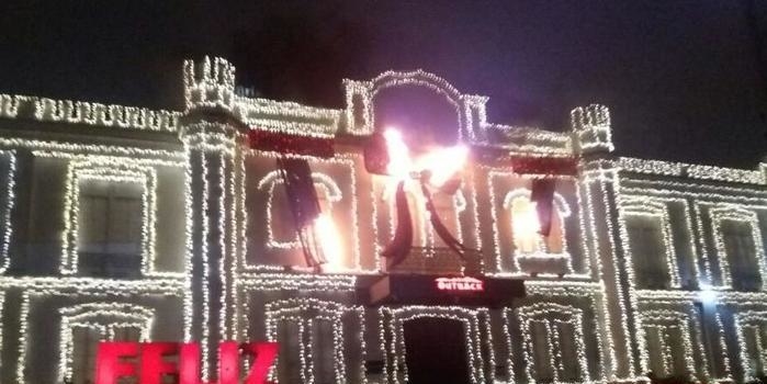 Incêndio atinge decoração de Natal em shopping de Curitiba