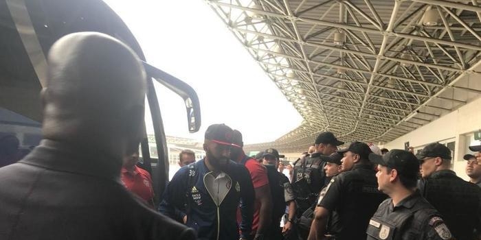 Muralha é hostilizado em embarque do Flamengo para a Colômbia