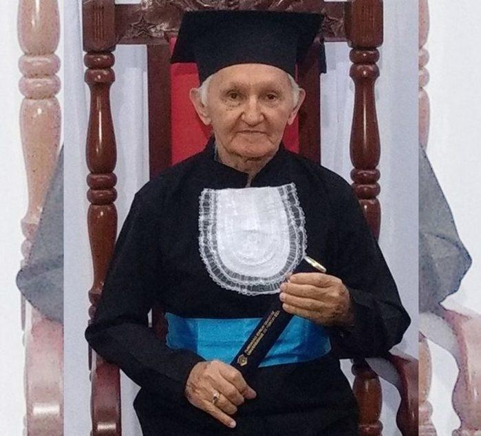 Idoso de 82 anos realiza sonho e posa de beca 41 anos após formatura
