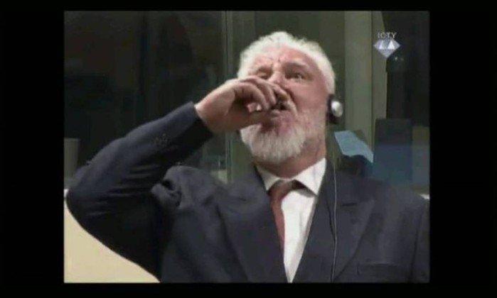 Slobodan Praljak toma suposto veneno após ouvir sua sentença em tribunal de Haia (Crédito: Reprodução)