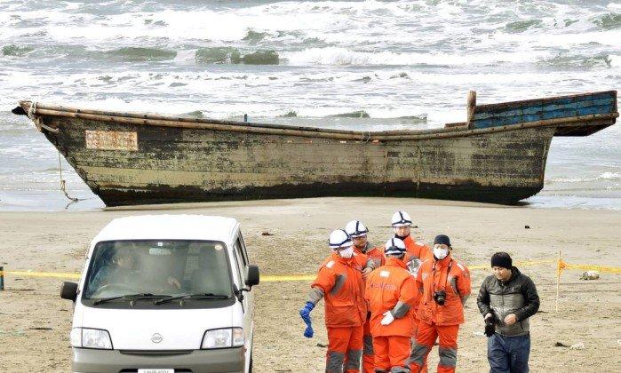 Esqueletos são encontrados em ‘barco fantasma’ na costa do Japão (Crédito: KYODO / REUTERS)