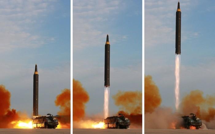 Imagens divulgadas pela agência norte-coreana KCNA mostram o lançamento de um míssil Hwasong-12 (Crédito: Reuters)