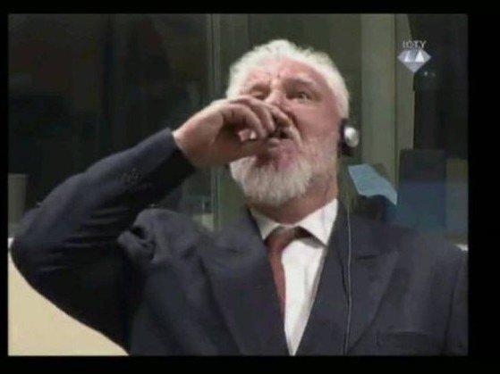 Condenado por crimes de guerra, croata bebe veneno no tribunal