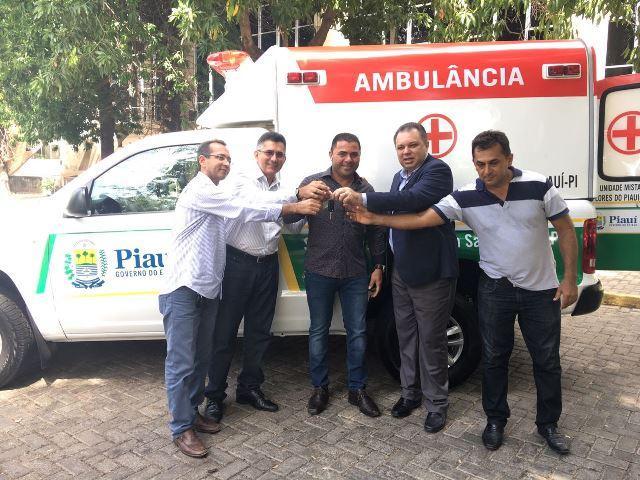 Deputado Aluísio Martins entrega ambulância para a cidade de Flores