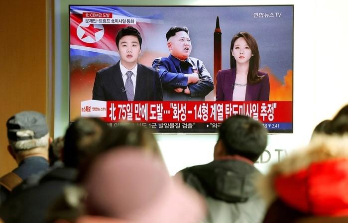 Telespectadores acompanham na Coreia do Sul nesta quinta-feira (29) notícias sobre lançamento de míssil norte-coreano (Crédito: Kim Hong-Ji/ Reuters)