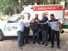 Deputado Aluísio Martins entrega ambulância para a cidade de Flores