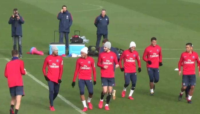 Neymar corre no gramado: astro não participou de atividade na quinta-feira (Crédito: Reprodução/Periscope)