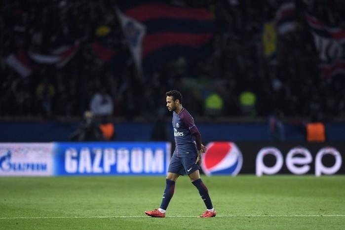 Neymar sentiu dores na coxa em duelo contra o Anderlecht (Crédito: AFP)