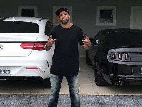Adriano Imperador ostenta com as suas ‘máquinas’ no Instagram