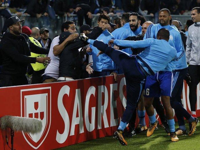 Após agredir torcedor, Evra é demitido do Olympique de Marselha