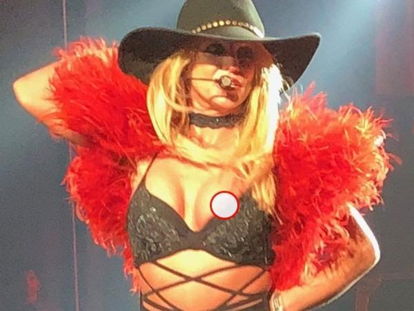 Britney Spears se descuida e mostra demais em show de Las Vegas