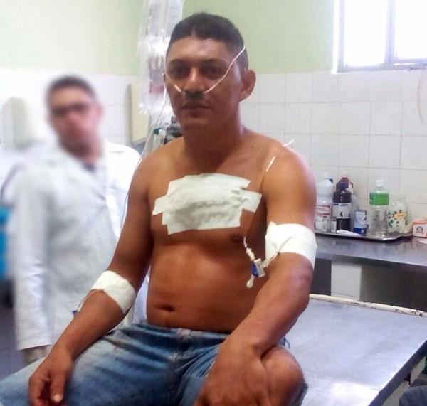 Vítima que foi atingida com punhal (Crédito: Reprodução)