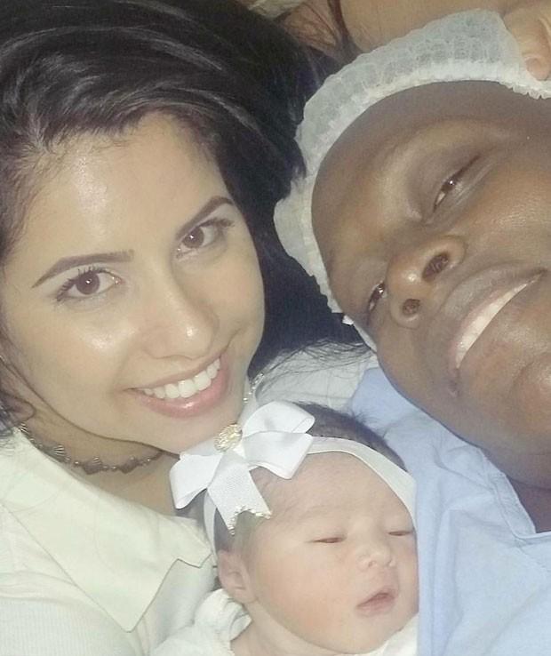 Neném posta da filha recém nascida e se declara: “Te amo”
