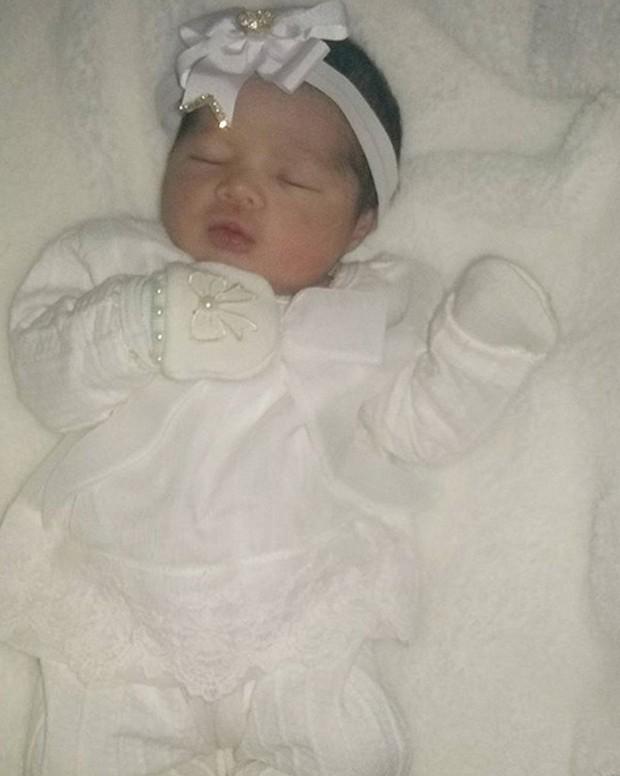 Neném posta da filha recém nascida e se declara: “Te amo”