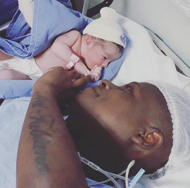 Neném posta da filha recém nascida e se declara: “Te amo”