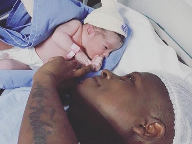 Neném posta da filha recém nascida e se declara: “Te amo”