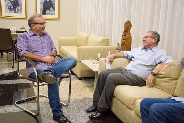 Firmino Filho em reunião com o deputado Assis Carvalho (Crédito: Renato Bezerra)