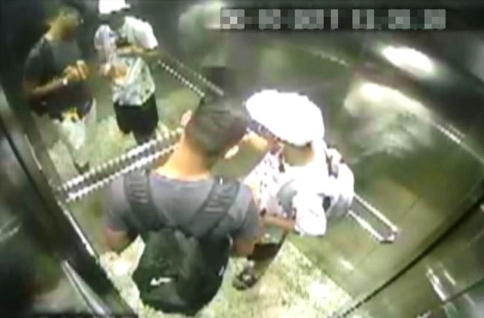 Dupla saiu do prédio com mochilas cheias e fez nova selfie (Crédito: Reprodução)