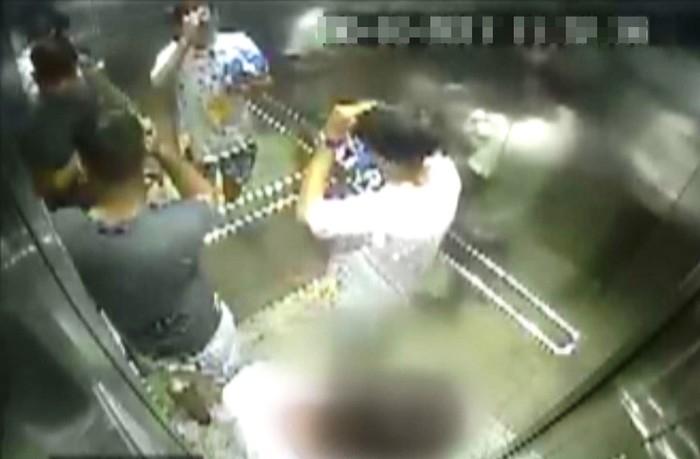 Dupla arruma o cabelo no espelho antes de crime em Santos, SP (Crédito: Reprodução)