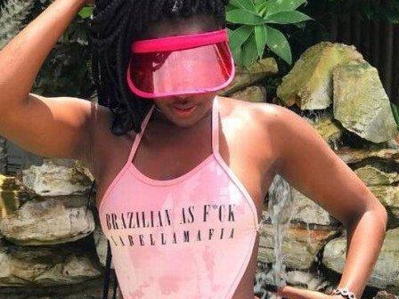 Cantora IZA posta foto de maiô e seguidores piram