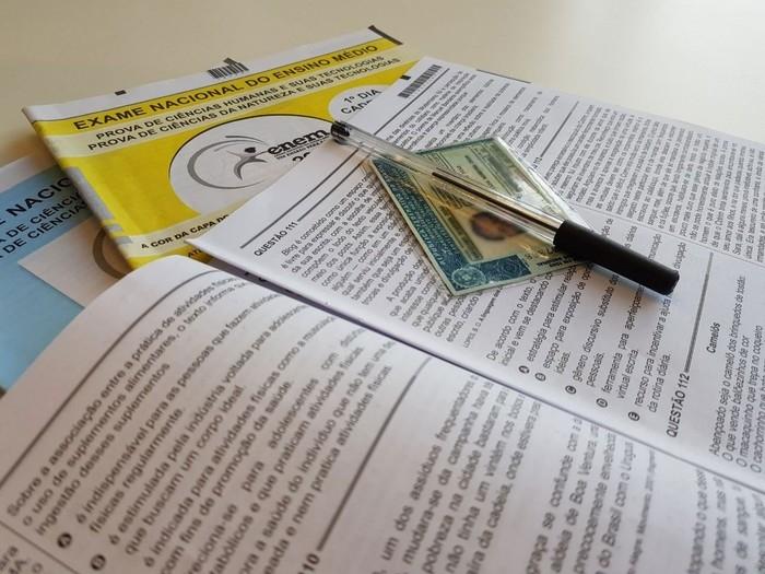 Caneta preta de tubo transparente e documento original com foto são obrigatórios no Enem 2017 (Crédito: G1)