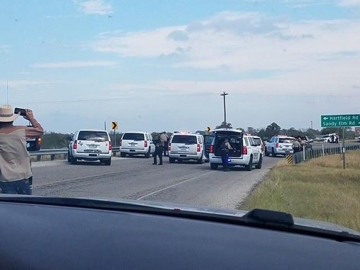 Carros de polícia são vistos em Sutherland Springs, onde atirador deixou vítimas em igreja (Crédito: Liz Summers/via REUTERS)