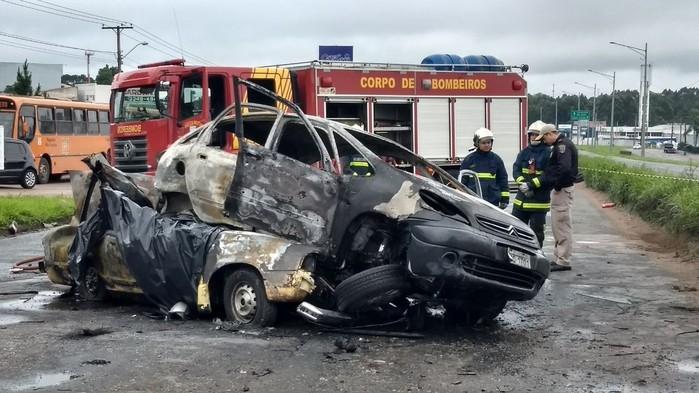 Carros bateram de frente e pegaram fogo na sequência (Crédito: RPC)