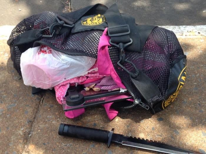 Mochila com cabeças de alho que teriam sido roubadas de casa estava perto do corpo (Crédito: Leandro Agostini/ Centro América FM)