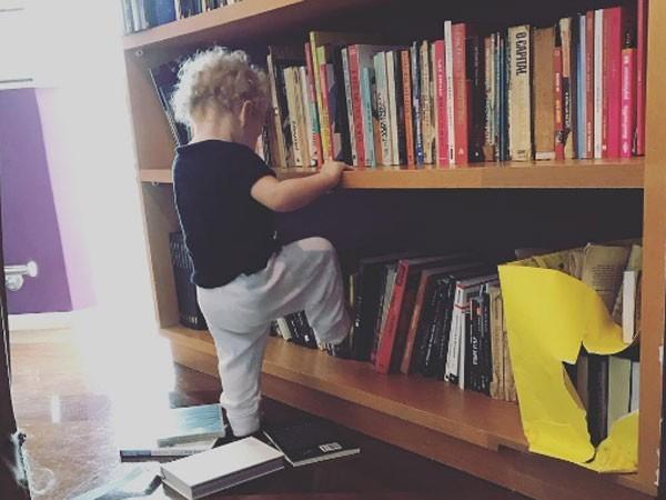 Pitty mostra foto da filha escalando estante de livros