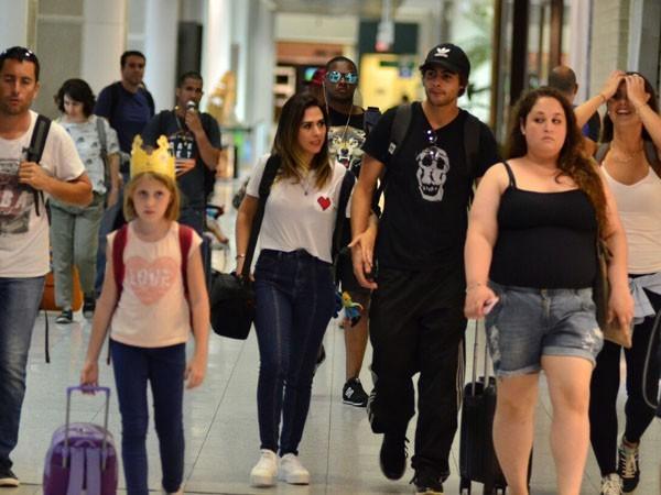 Tatá Werneck e Rafael Vitti embarcam de mãos dadas no Rio