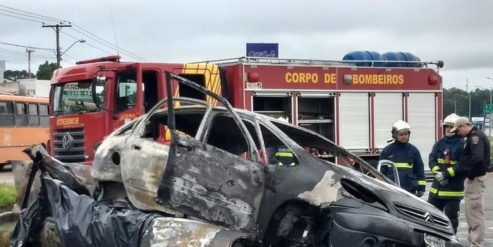 Acidente entre dois carros deixa cinco mortos na BR-116, no Paraná