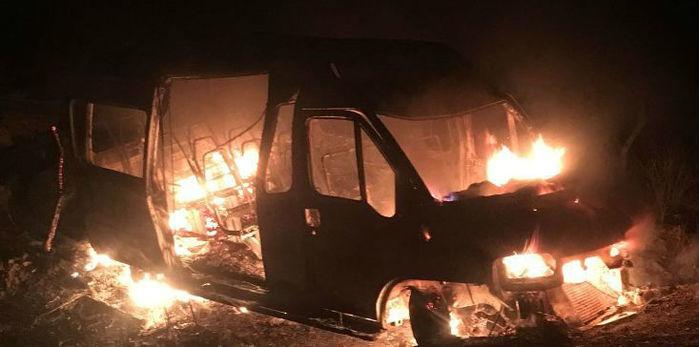 Van pega fogo na BR-230 (Crédito: Portalenoticias)