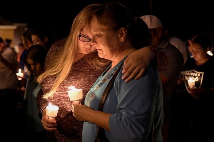 Moradores de Sutherland Springs, no Texas, fazem vigília após morte de 26 em ataque a tiros durante culto em igreja neste domingo (5) (Crédito: REUTERS/Mohammad Khursheed))