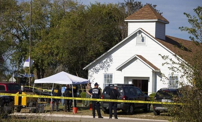 Igreja cercada por policiais após tiroteio no Texas (Crédito: Nick Wagner/Austin American-Statesman vía AP)