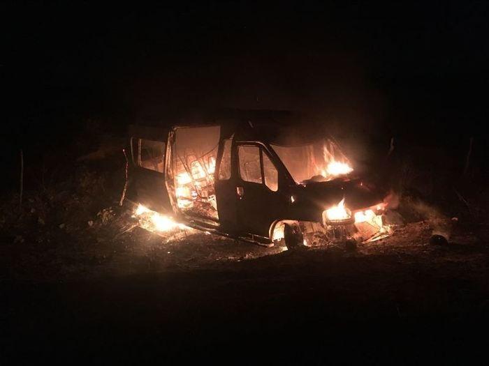 Van com 20 pessoas pega fogo na BR-230 (Crédito: Portalenoticias)