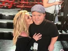 Britney se declara para anão da sua equipe: 'Sempre me faz feliz'