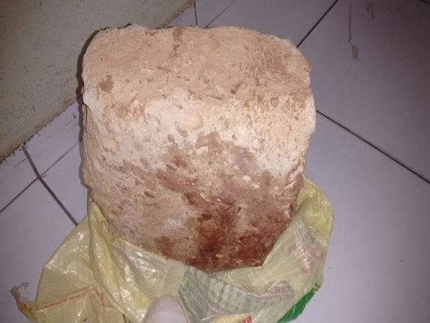 Pedra usada no crime (Crédito: Polícia Militar)