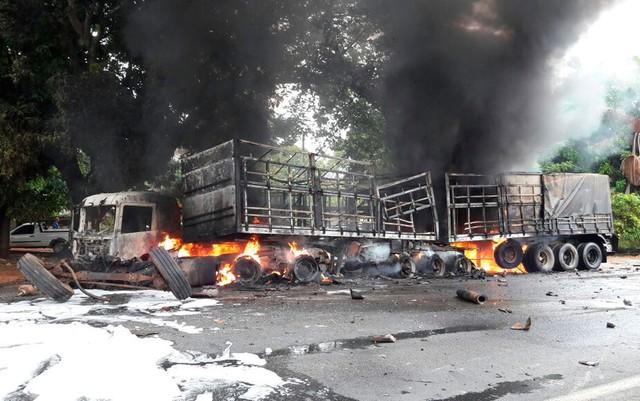 Carreta pegou fogo após acidente na Bahia (Crédito: Ivonaldo Paiva/Blogbraga)