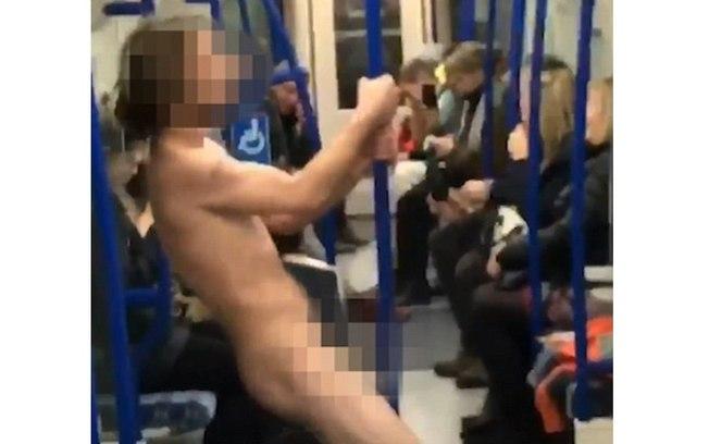 Homem completamente nu em metrô (Crédito: Daily Mail/IG)