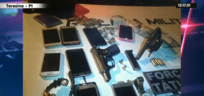 Celulares e armas apreendidos com bando em Teersina (Crédito: Rede Meio Norte)