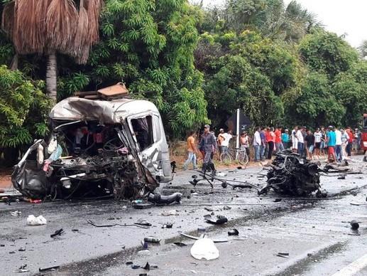 Carreta se parte após grave acidente com três mortos na Bahia