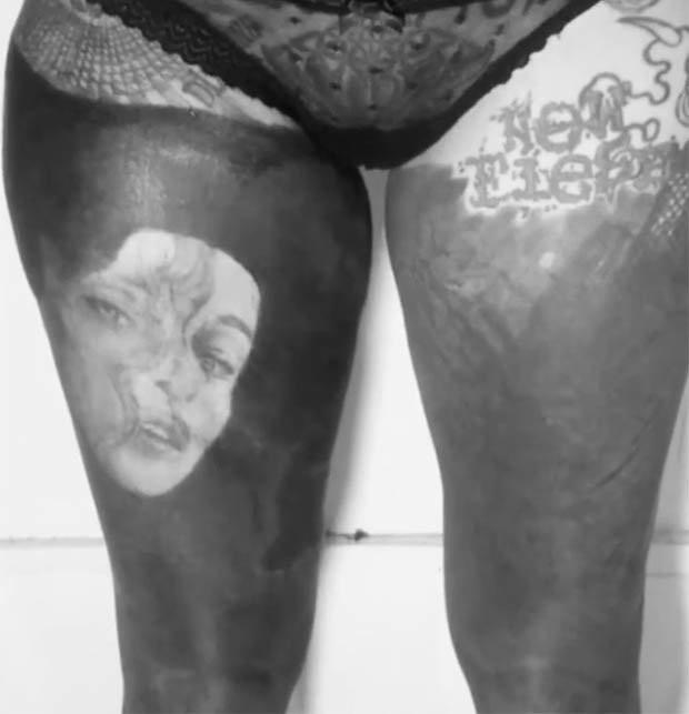 Tatuadora cobre todo o corpo com tinta preta (Crédito: Belle Atrix / Facebook)
