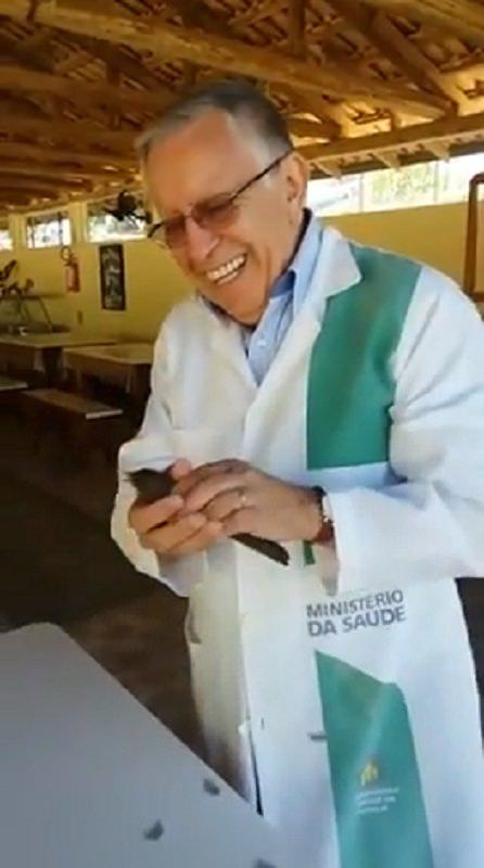 Médico brasileiro faz passarinho voltar à vida após acidente