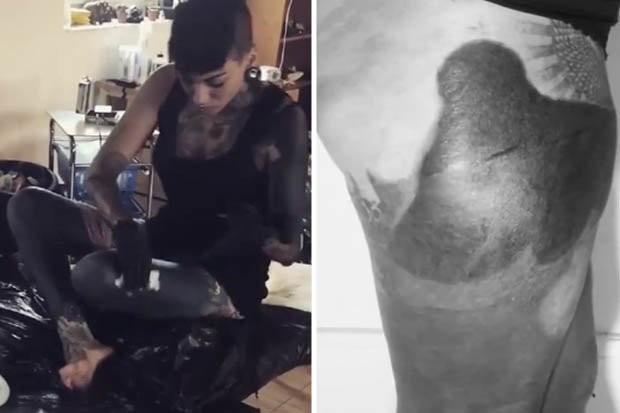 Tatuadora cobre todo o corpo com tinta preta (Crédito: Belle Atrix / Facebook)