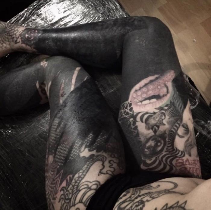 Tatuadora cobre todo o corpo com tinta preta (Crédito: Belle Atrix / Facebook)