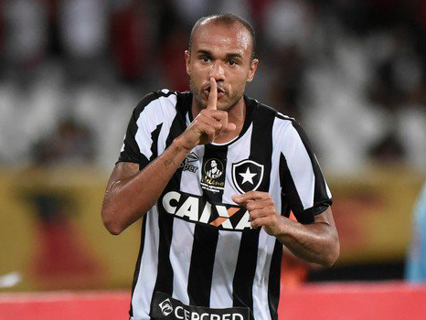 Após curar câncer, Roger pode trocar o Botafogo pelo Corinthians