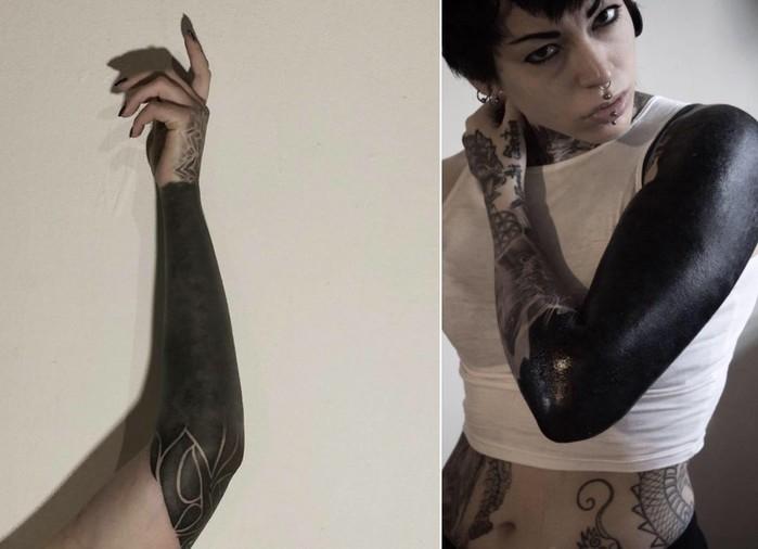 Tatuadora cobre todo o corpo com tinta preta (Crédito: Belle Atrix / Facebook)