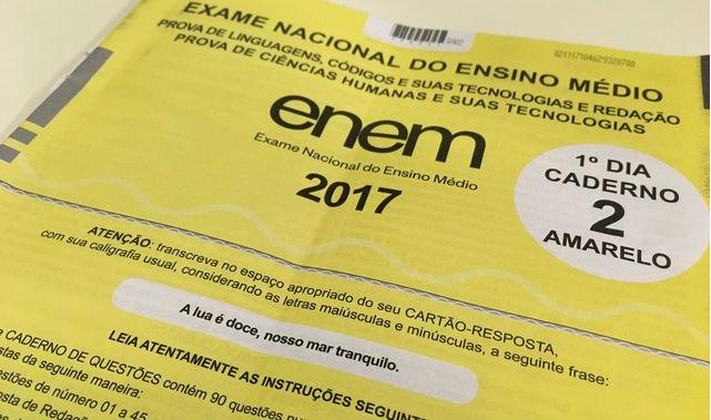 Caderno de provas do primeiro dia do Enem 2017 (Crédito: Ana Carolina Moreno/G1 Nacional)