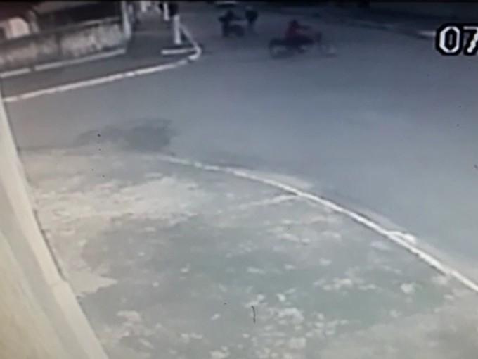 PM é arrancada de moto, reage e atira nos suspeitos em SP; vídeo