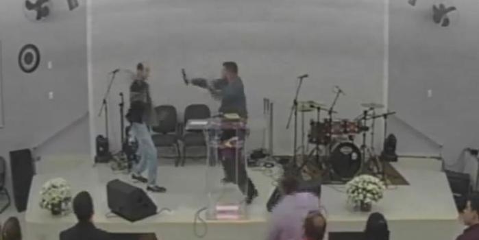 Em culto ao vivo pelo Facebook, jovem tenta esfaquear Pastor